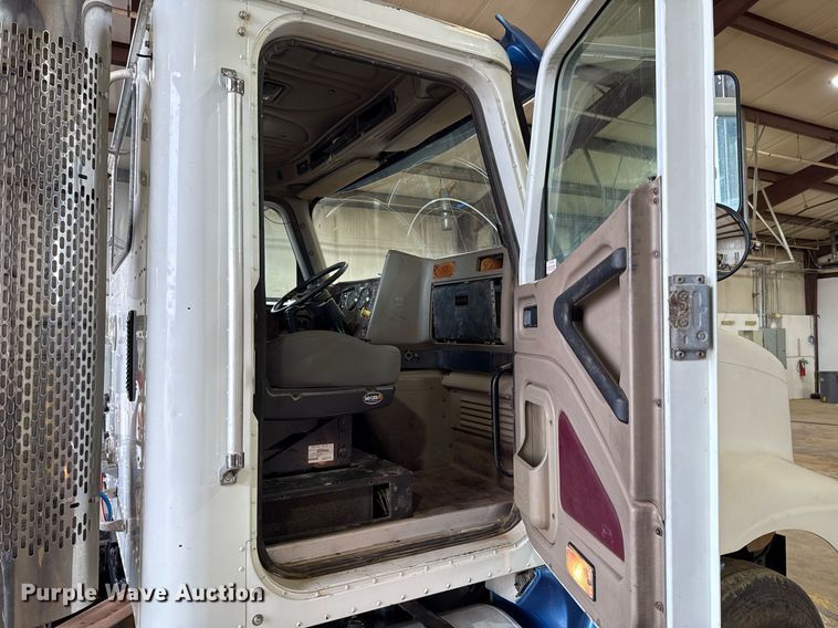 image for item EJ4627 2007 International 9400i semi truck