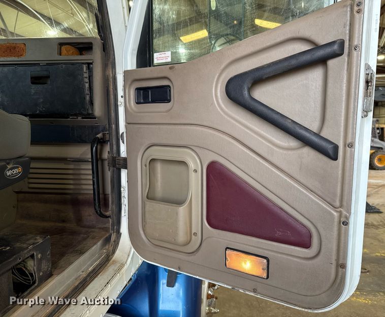 image for item EJ4627 2007 International 9400i semi truck