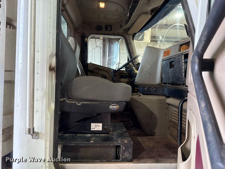 image for item EJ4627 2007 International 9400i semi truck