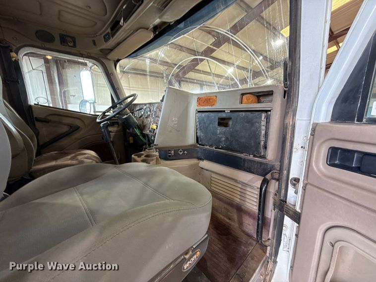 image for item EJ4627 2007 International 9400i semi truck