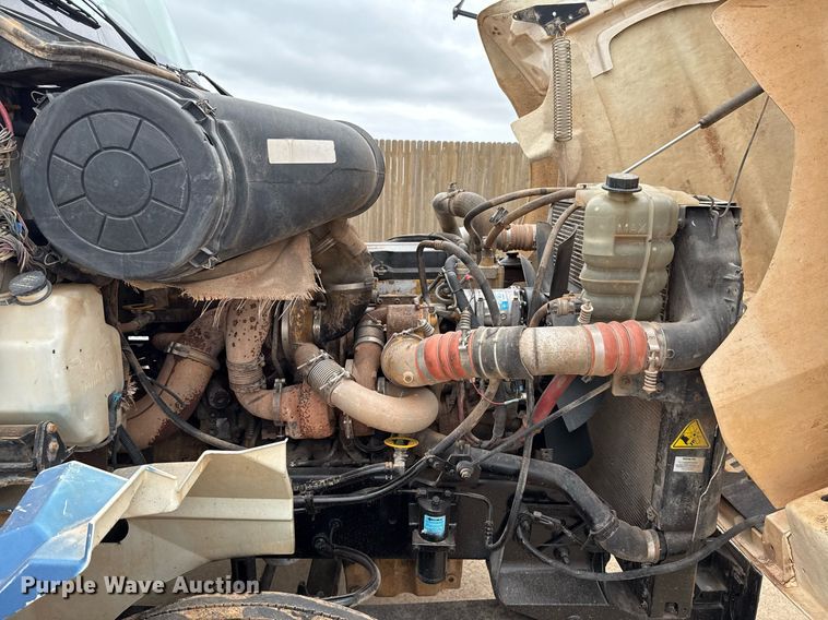 image for item EJ4627 2007 International 9400i semi truck