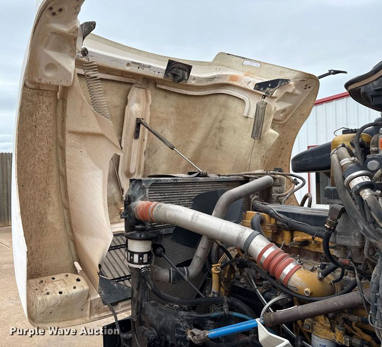 image for item EJ4627 2007 International 9400i semi truck