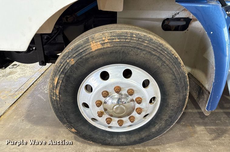 image for item EJ4627 2007 International 9400i semi truck