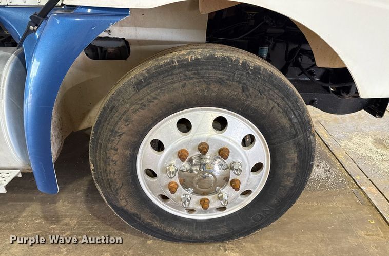 image for item EJ4627 2007 International 9400i semi truck