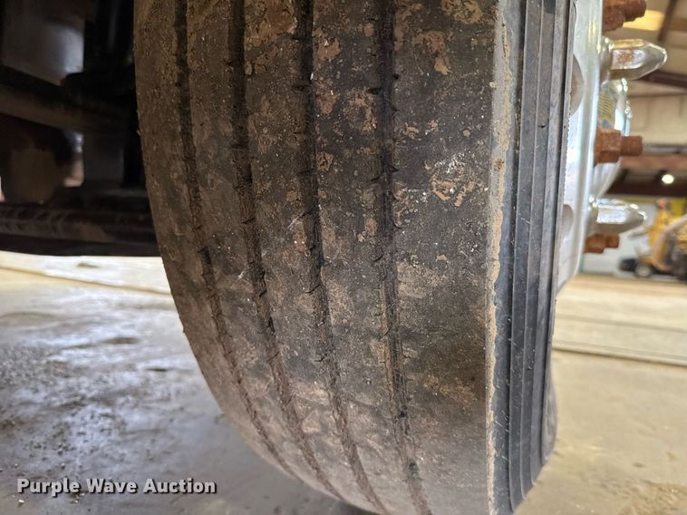 image for item EJ4627 2007 International 9400i semi truck