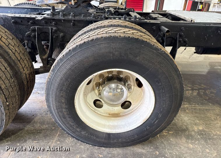 image for item EJ4627 2007 International 9400i semi truck