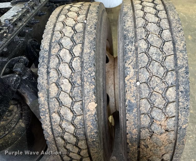 image for item EJ4627 2007 International 9400i semi truck