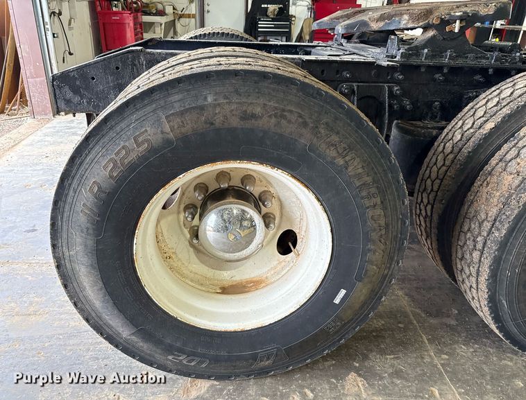 image for item EJ4627 2007 International 9400i semi truck