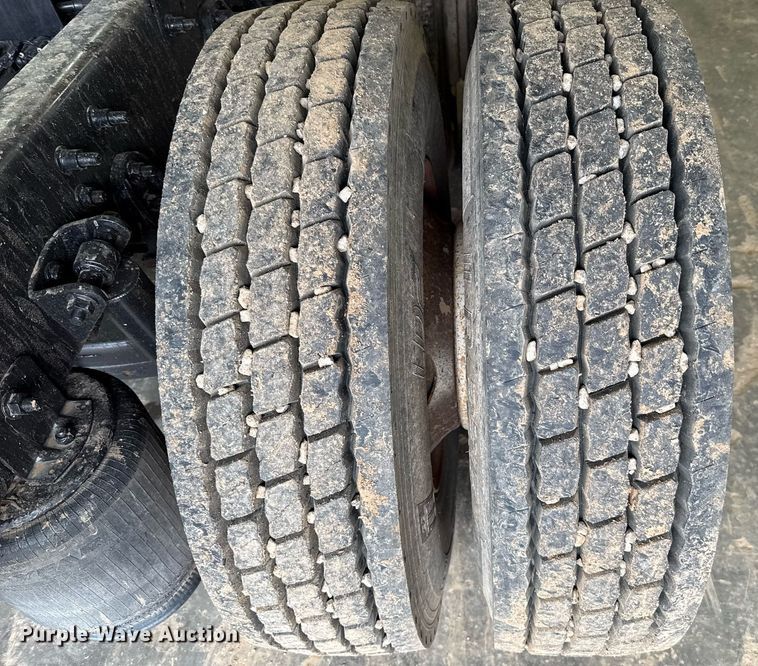 image for item EJ4627 2007 International 9400i semi truck