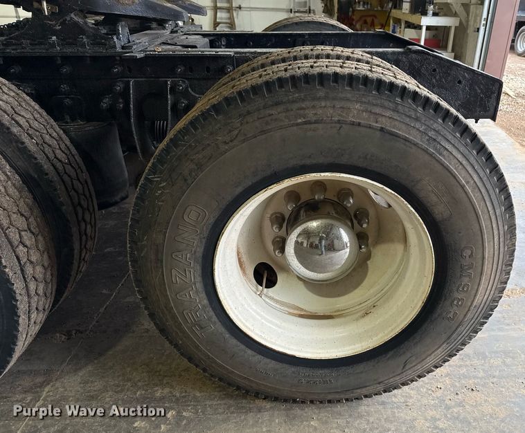 image for item EJ4627 2007 International 9400i semi truck