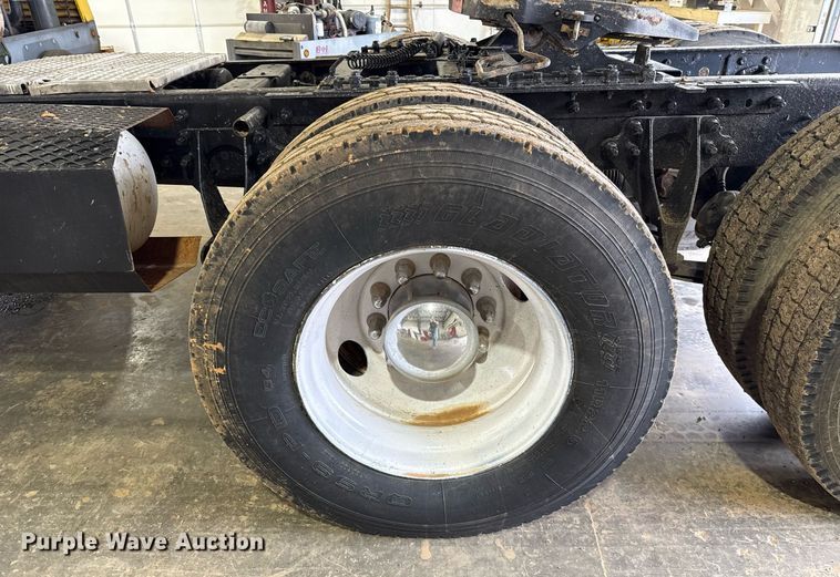 image for item EJ4627 2007 International 9400i semi truck