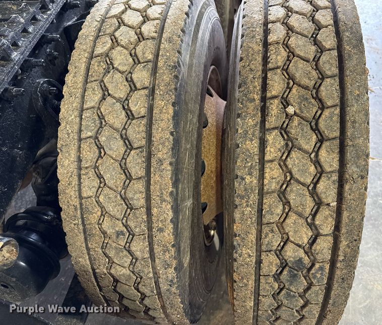 image for item EJ4627 2007 International 9400i semi truck