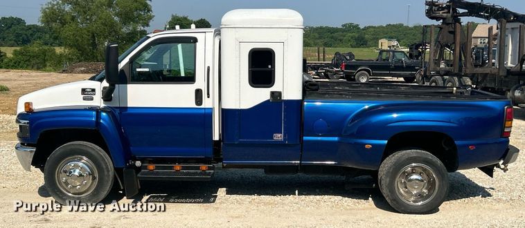 image for item EK8210 2003 Chevrolet C4500 pickup truck