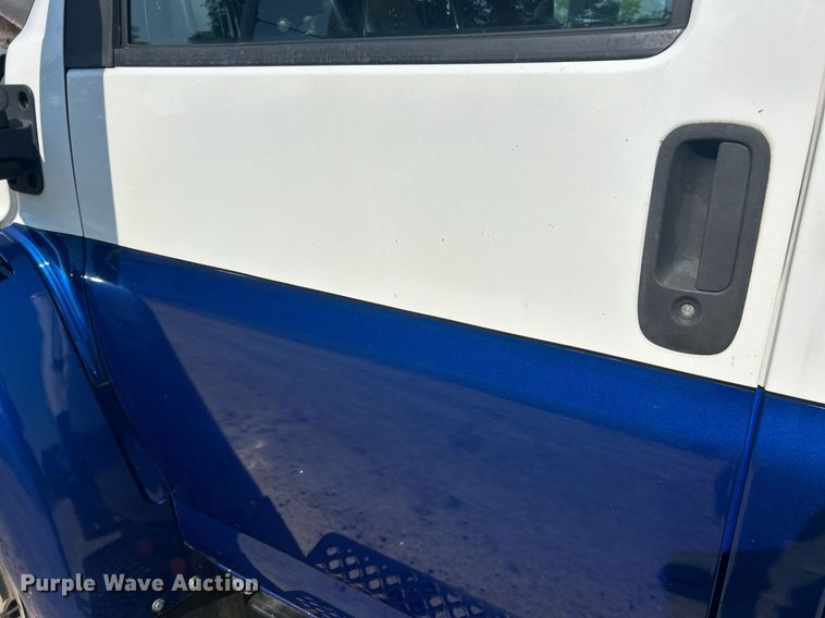 image for item EK8210 2003 Chevrolet C4500 pickup truck