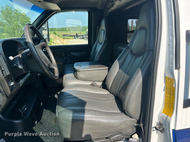 image for item EK8210 2003 Chevrolet C4500 pickup truck