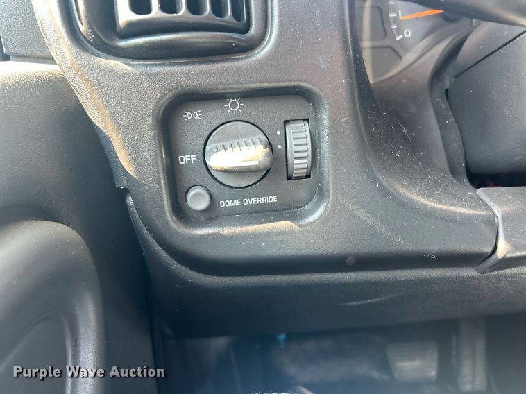 image for item EK8210 2003 Chevrolet C4500 pickup truck