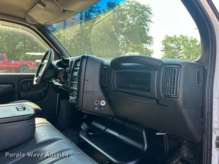 image for item EK8210 2003 Chevrolet C4500 pickup truck