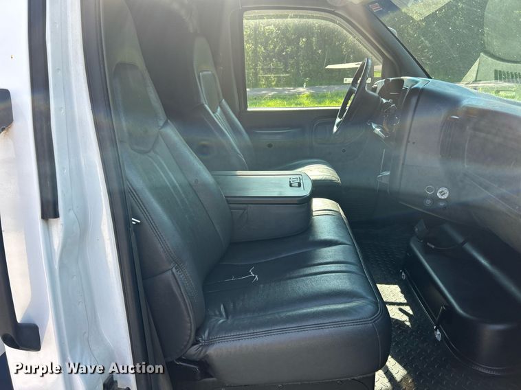 image for item EK8210 2003 Chevrolet C4500 pickup truck