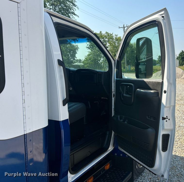 image for item EK8210 2003 Chevrolet C4500 pickup truck