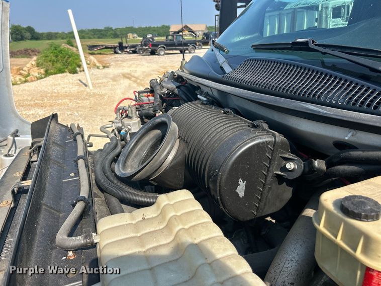 image for item EK8210 2003 Chevrolet C4500 pickup truck