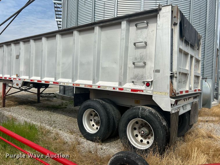 image for item EK8233 2000 East end dump trailer