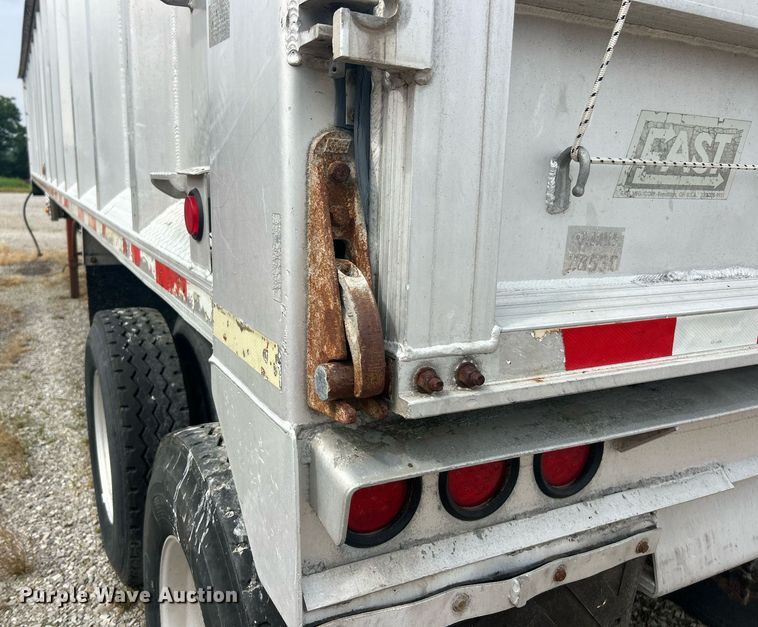 image for item EK8233 2000 East end dump trailer