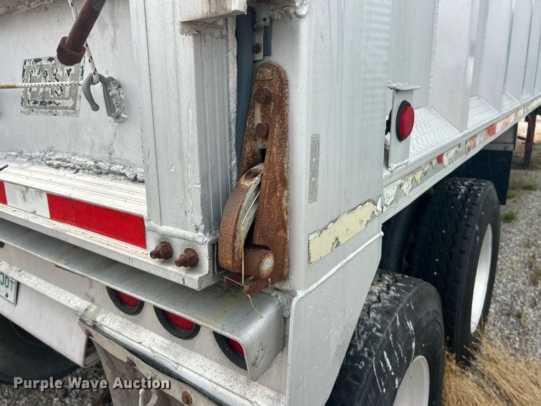 image for item EK8233 2000 East end dump trailer