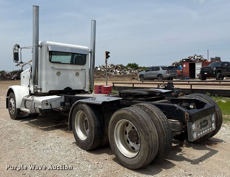 image for item EM2628 2005 Peterbilt 378 semi truck