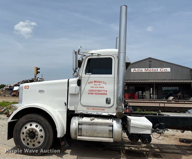 image for item EM2628 2005 Peterbilt 378 semi truck