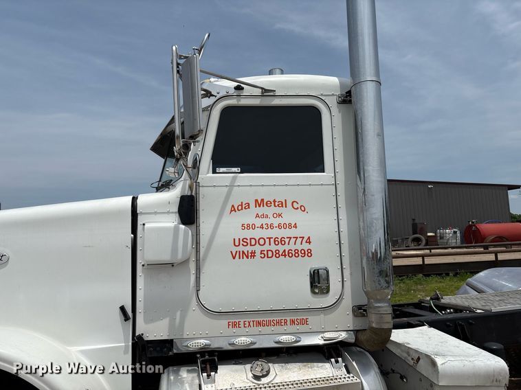 image for item EM2628 2005 Peterbilt 378 semi truck