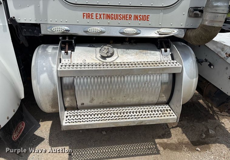 image for item EM2628 2005 Peterbilt 378 semi truck