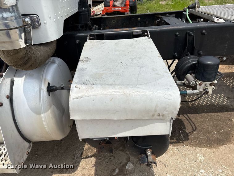 image for item EM2628 2005 Peterbilt 378 semi truck