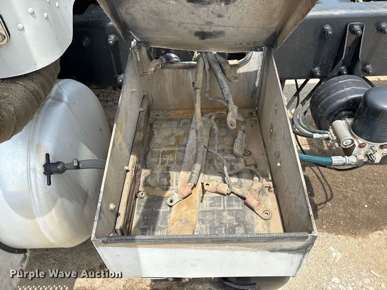 image for item EM2628 2005 Peterbilt 378 semi truck