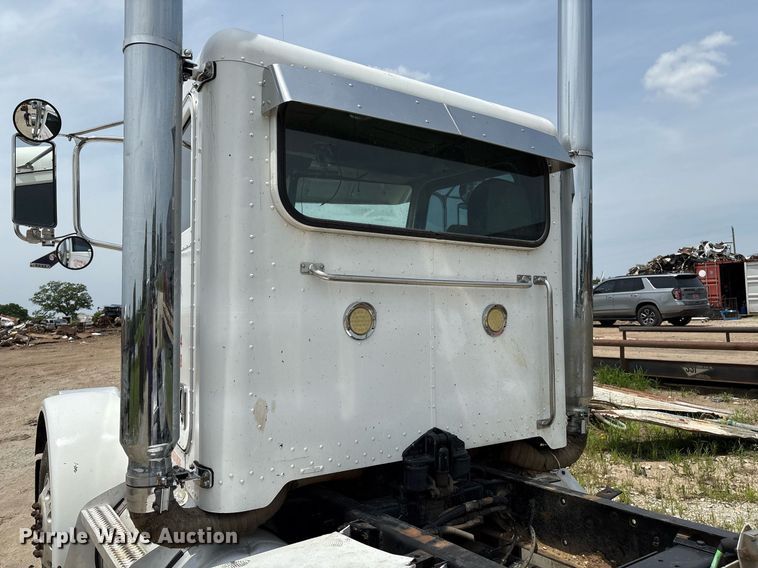 image for item EM2628 2005 Peterbilt 378 semi truck