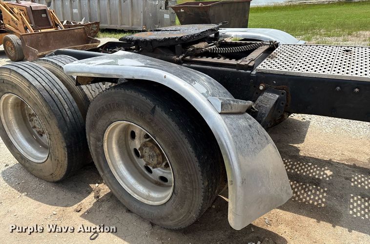 image for item EM2628 2005 Peterbilt 378 semi truck