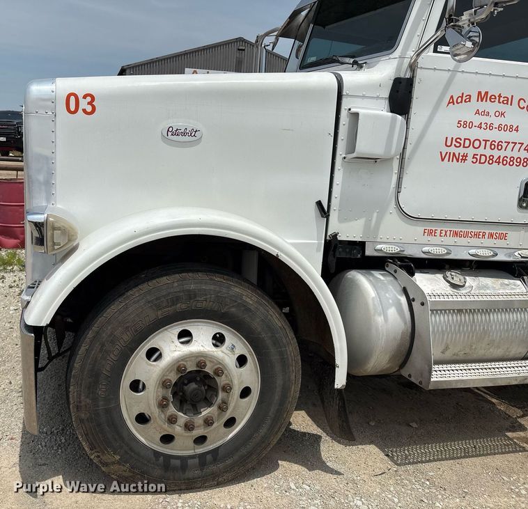 image for item EM2628 2005 Peterbilt 378 semi truck