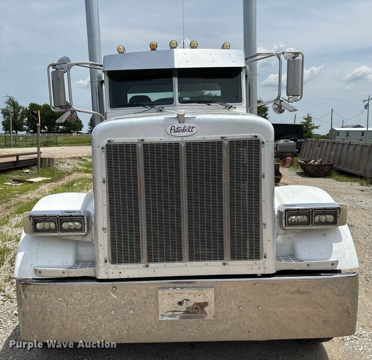 image for item EM2628 2005 Peterbilt 378 semi truck