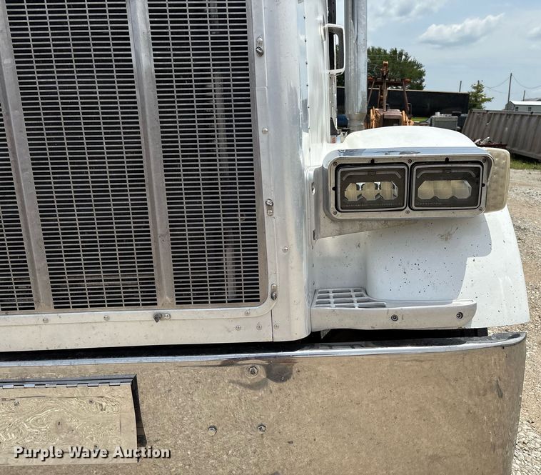 image for item EM2628 2005 Peterbilt 378 semi truck