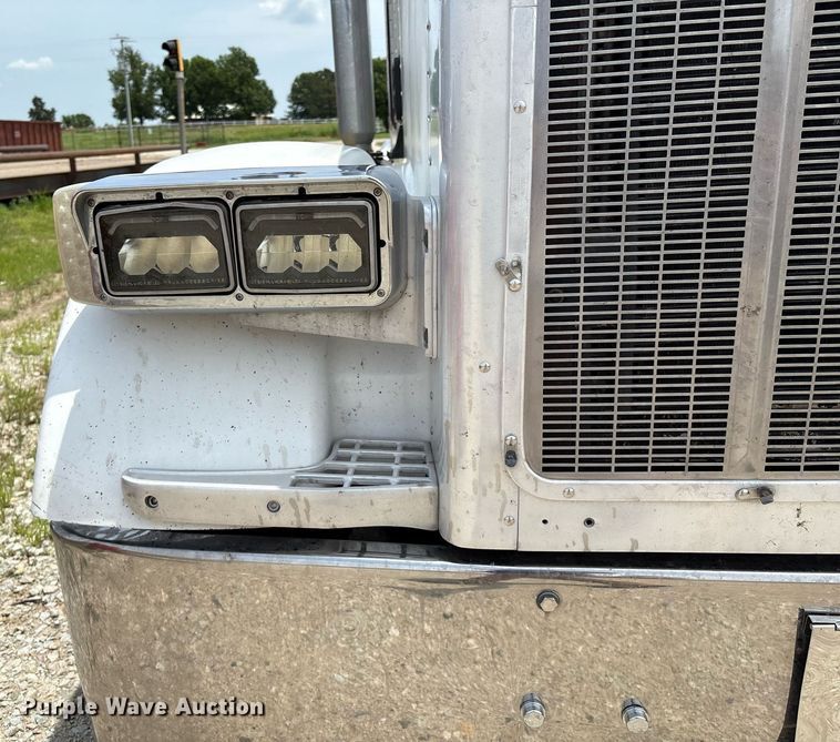 image for item EM2628 2005 Peterbilt 378 semi truck