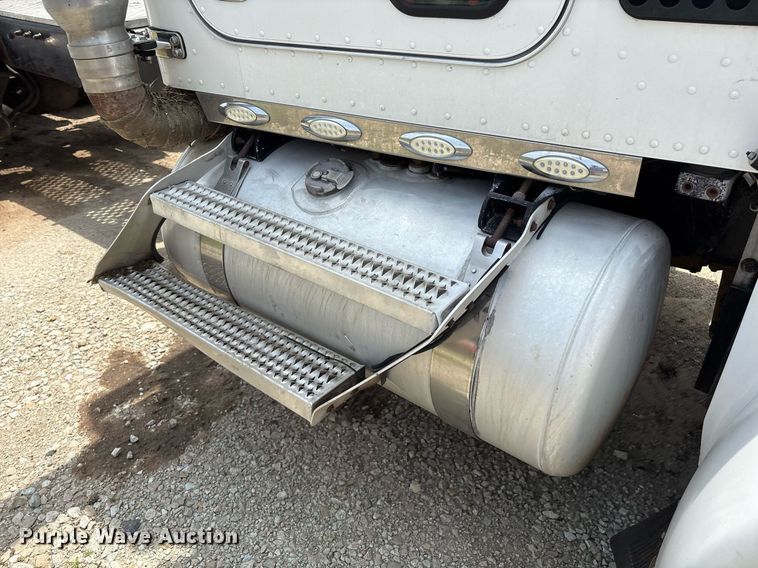 image for item EM2628 2005 Peterbilt 378 semi truck