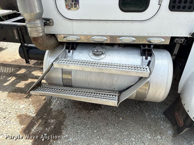 image for item EM2628 2005 Peterbilt 378 semi truck