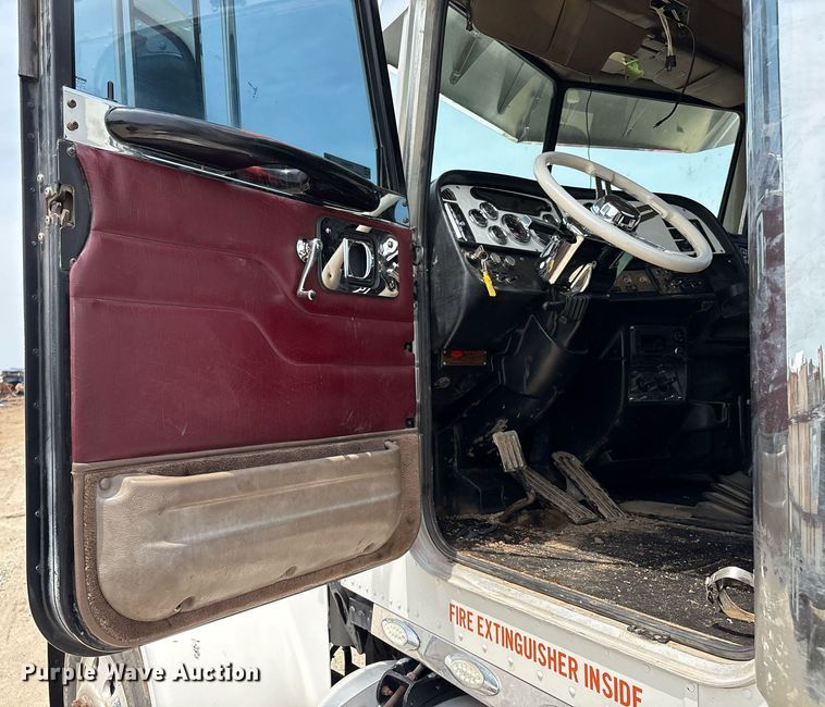 image for item EM2628 2005 Peterbilt 378 semi truck