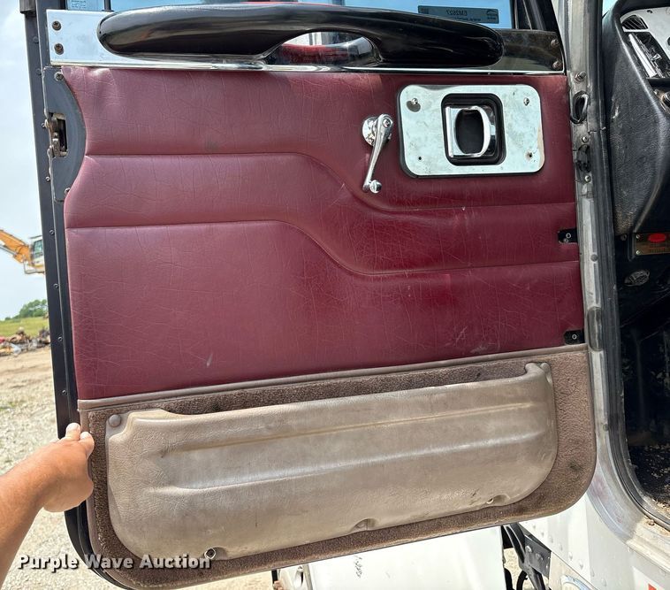 image for item EM2628 2005 Peterbilt 378 semi truck