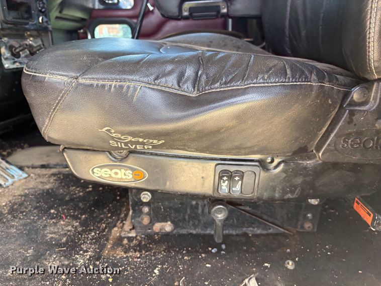 image for item EM2628 2005 Peterbilt 378 semi truck