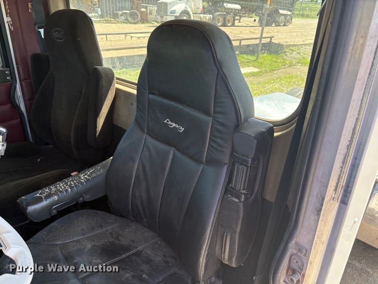 image for item EM2628 2005 Peterbilt 378 semi truck