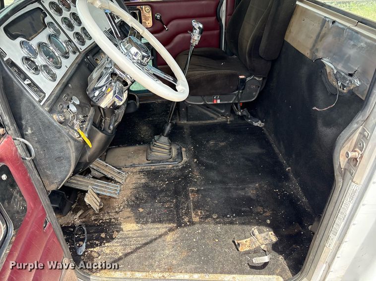 image for item EM2628 2005 Peterbilt 378 semi truck