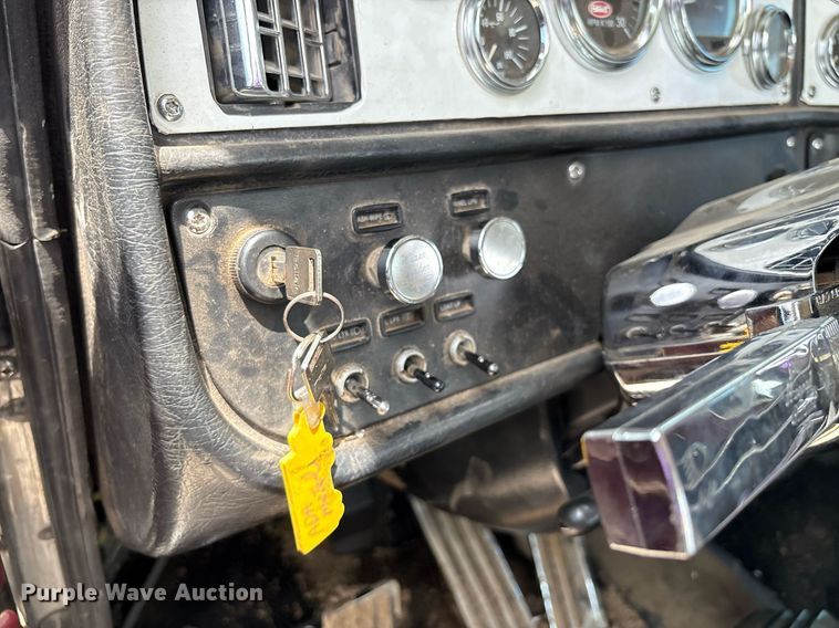 image for item EM2628 2005 Peterbilt 378 semi truck