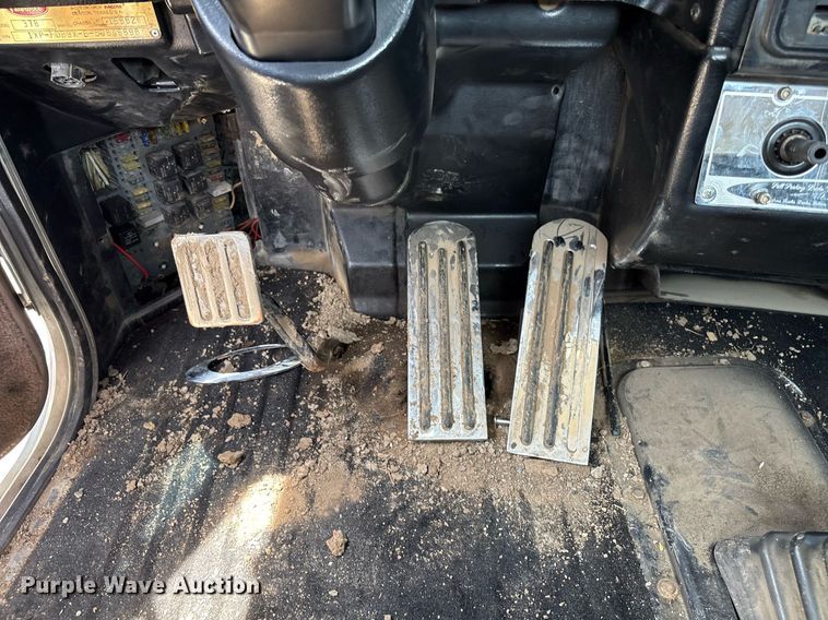 image for item EM2628 2005 Peterbilt 378 semi truck