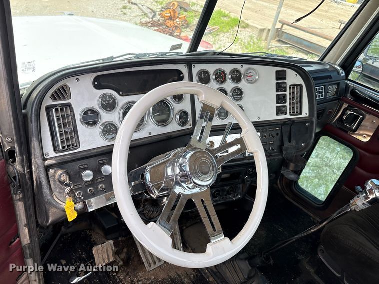 image for item EM2628 2005 Peterbilt 378 semi truck