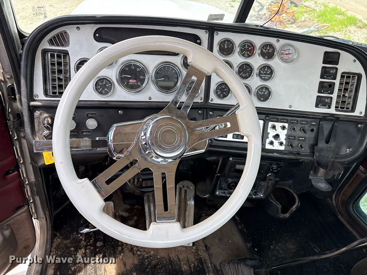 image for item EM2628 2005 Peterbilt 378 semi truck
